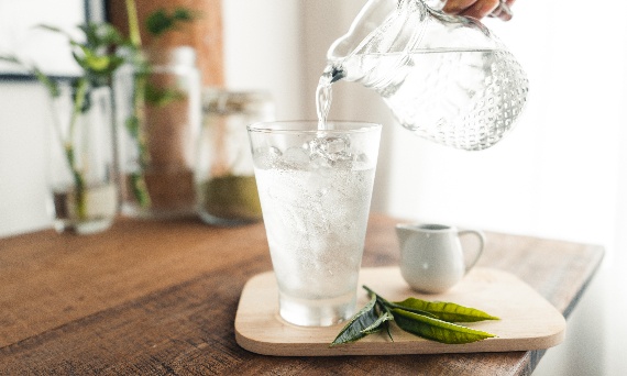 Jak prawidłowo zadbać o nawodnienie organizmu latem?